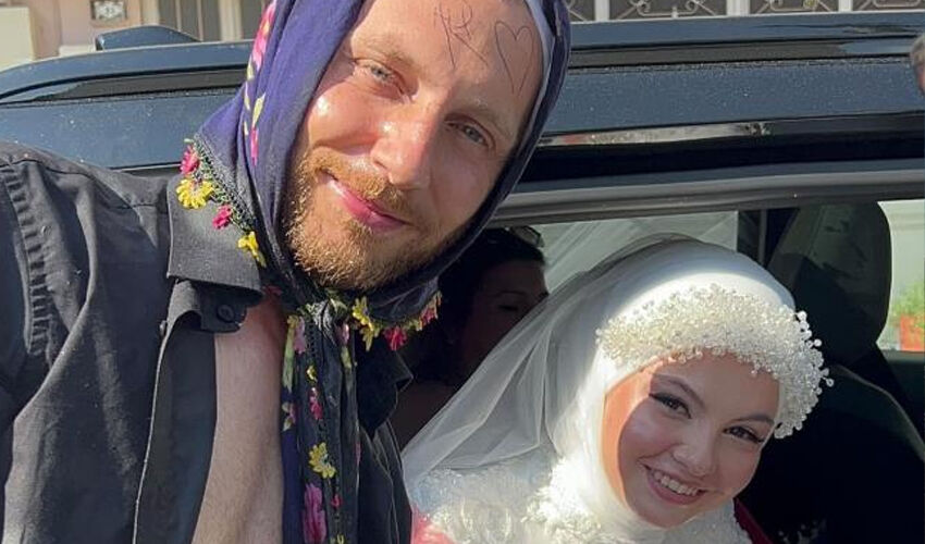 Yok böyle gelenek! Önce damadı forklifte astılar sonra hortumla yıkadılar - 2. Resim