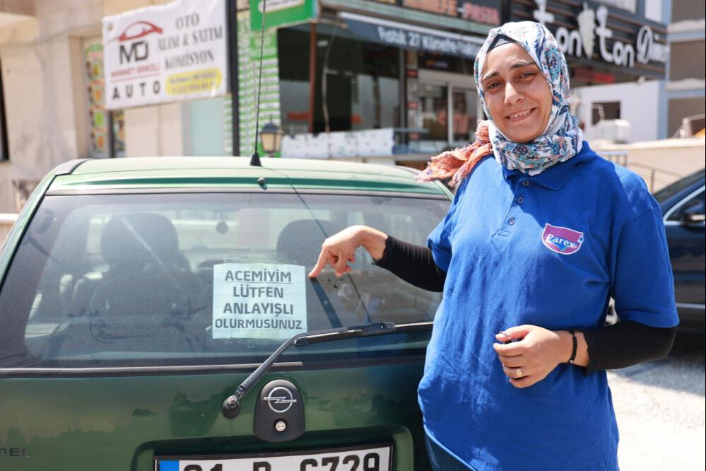14 yıldır ehliyeti olmasına rağmen Hataylı Pelin Tuzluoğlu aracına yazdığı notla tüm korkularını yendi 14 yıldır ehliyeti olmasına rağmen Hataylı Pelin Tuzluoğlu aracına yazdığı notla tüm korkularını yendi - 3. Resim