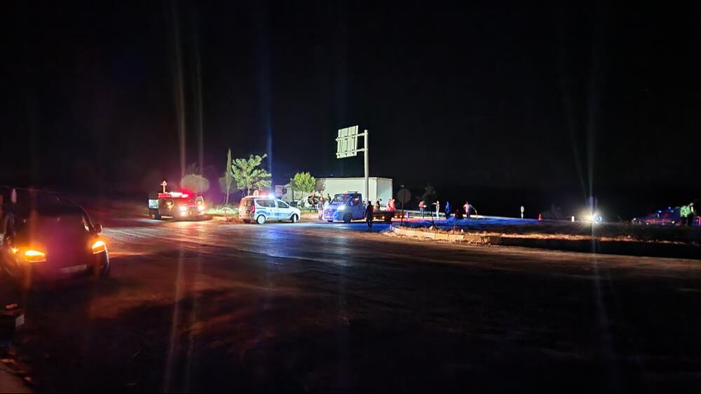 Adıyaman'da feci kaza! Tırla &ccedil;arpışan otomobil hurdaya d&ouml;nd&uuml;, &ouml;l&uuml; ve yaralılar var - 4. Resim