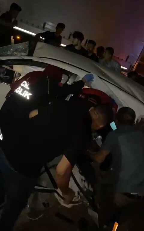 Adıyaman'da feci kaza! Tırla &ccedil;arpışan otomobil hurdaya d&ouml;nd&uuml;, &ouml;l&uuml; ve yaralılar var - 2. Resim