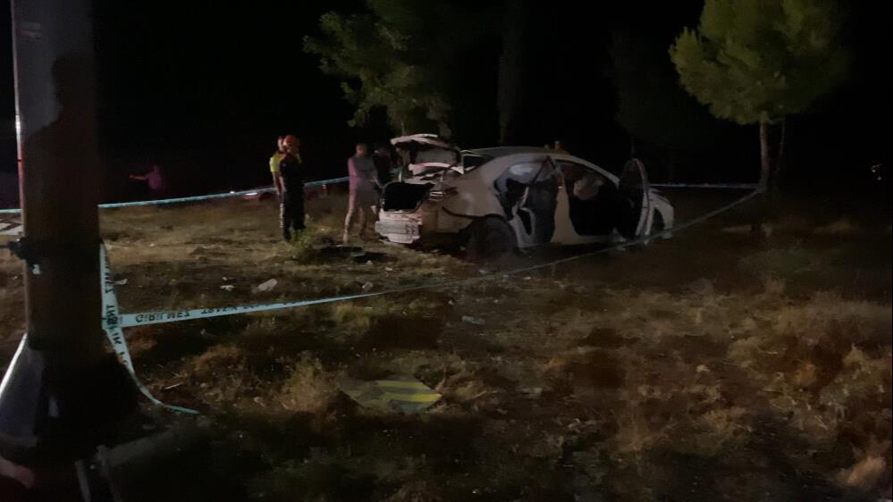 Adıyaman'da feci kaza! Tırla &ccedil;arpışan otomobil hurdaya d&ouml;nd&uuml;, &ouml;l&uuml; ve yaralılar var - 3. Resim