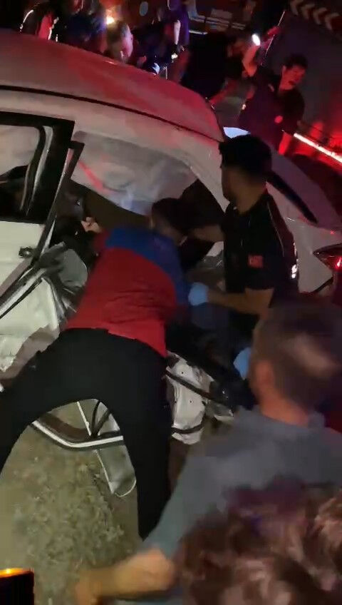 Adıyaman'da feci kaza! Tırla &ccedil;arpışan otomobil hurdaya d&ouml;nd&uuml;, &ouml;l&uuml; ve yaralılar var - 1. Resim