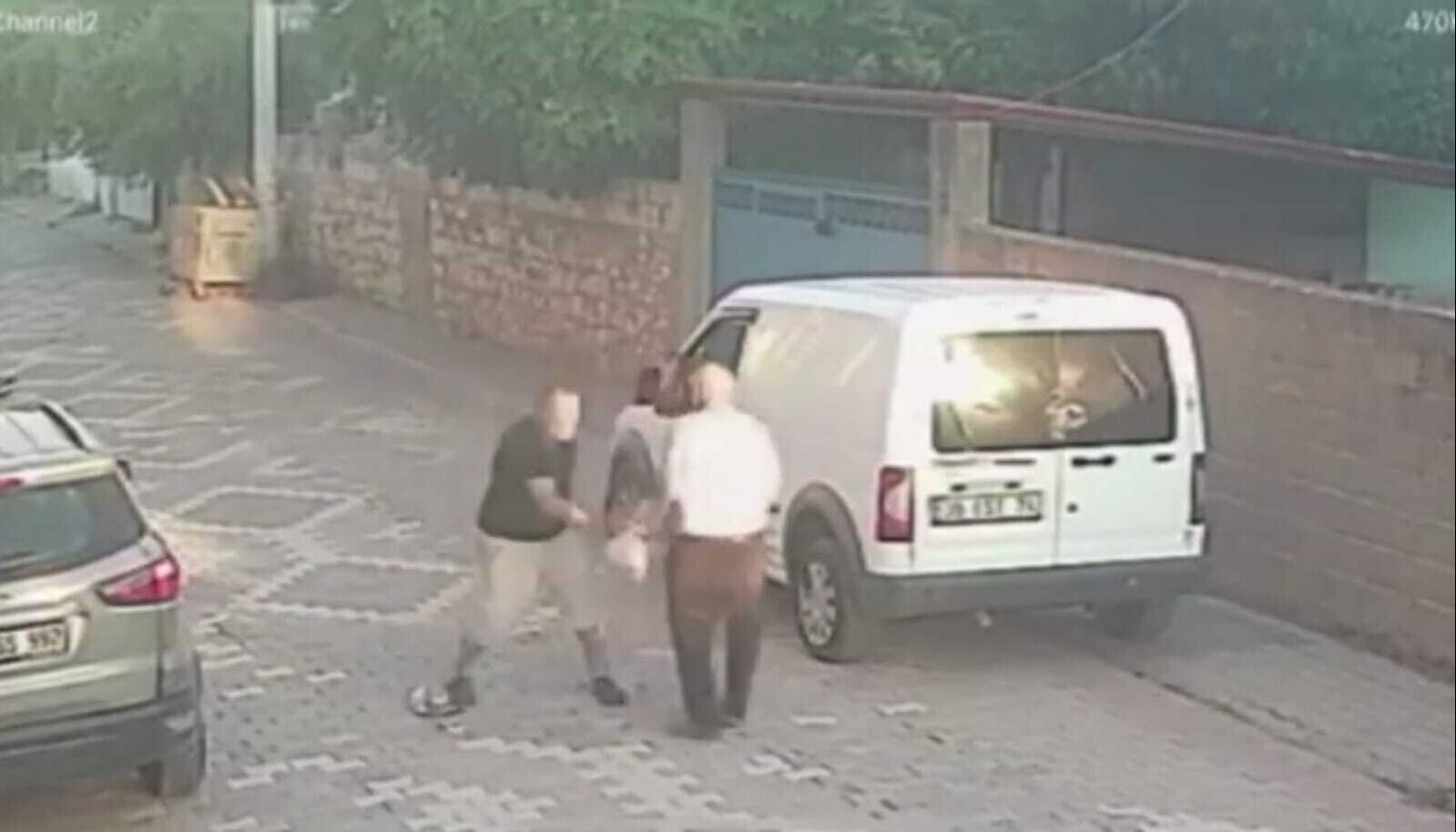 Bayat ekmek y&uuml;z&uuml;nden yaşlı adama dehşeti yaşattı! &Ouml;n&uuml;n&uuml; kesti sopayla acımasızca darbetti - 1. Resim