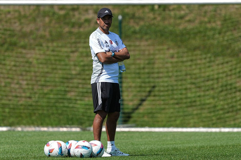 Beşiktaş'ta Giovanni van Bronckhorst kararını verdi! Takımda ayrılacak 3 isim belli oldu Beşiktaş'ta Giovanni van Bronckhorst kararını verdi! Takımda ayrılacak 3 isim belli oldu - 1. Resim