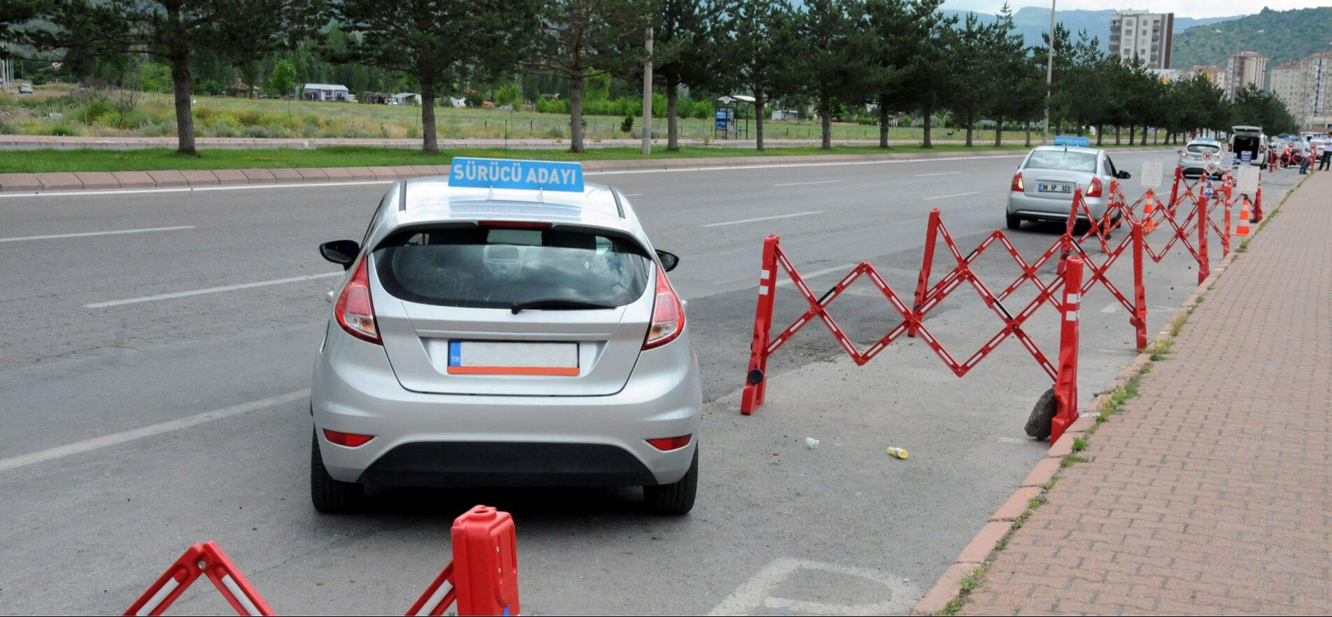 Bu hatayı yapanlar 5 yıl men edilecek! İşte ehliyet sınavında dikkat edilmesi gerekenler Bu hatayı yapanlar 5 yıl men edilecek! İşte ehliyet sınavında dikkat edilmesi gerekenler - 1. Resim