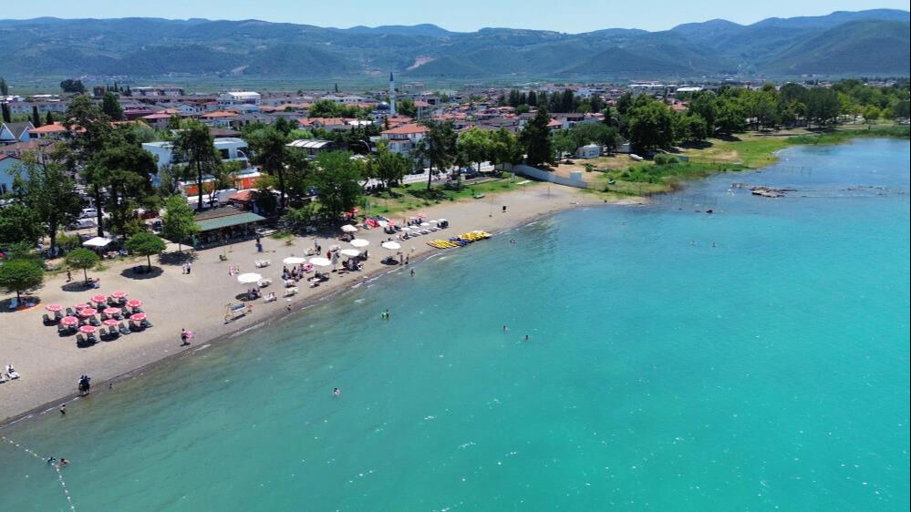 Bursa'daki yüksek sıcaklığın neden olduğu plankton patlaması İznik Gölü'nü Maldivler'e çevirdi Bursa'daki yüksek sıcaklığın neden olduğu plankton patlaması İznik Gölü'nü Maldivler'e çevirdi - 1. Resim