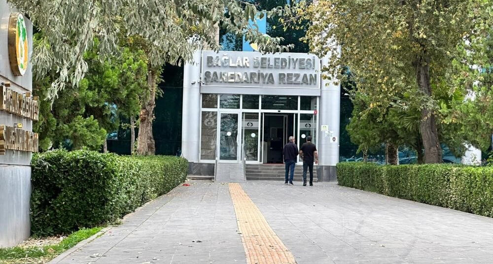 Diyarbakır Bağlar'ın eski Belediye Başkanı Hüseyin Beyoğlu irtikap suçundan tutuklandı Diyarbakır Bağlar'ın eski Belediye Başkanı Hüseyin Beyoğlu irtikap suçundan tutuklandı - 1. Resim