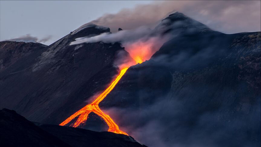 En aktif yanardağ olan Etna, patlamasının ardından lav ve kül püskürttü En aktif yanardağ olan Etna, patlamasının ardından lav ve kül püskürttü - 1. Resim