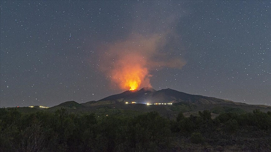 En aktif yanardağ olan Etna, patlamasının ardından lav ve kül püskürttü En aktif yanardağ olan Etna, patlamasının ardından lav ve kül püskürttü - 1. Resim