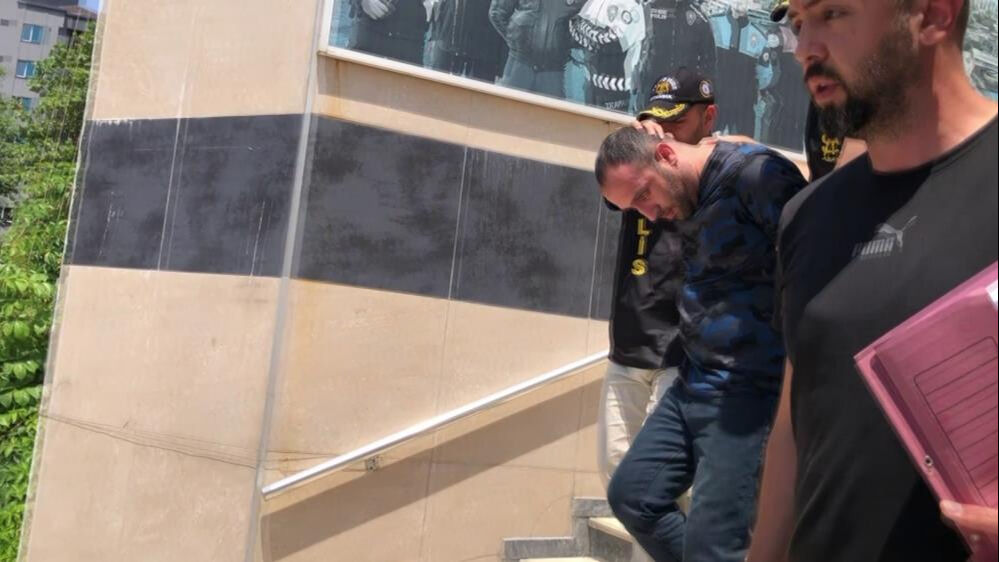 İstanbul Kadıköy'de 300 bin dolarlık pırlanta soygunu kamerada İstanbul Kadıköy'de 300 bin dolarlık pırlanta soygunu kamerada - 1. Resim