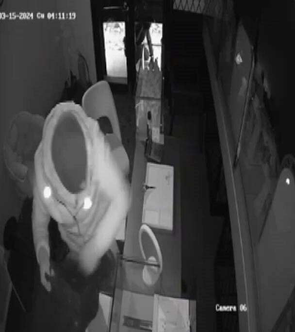 İstanbul Kadıköy'de 300 bin dolarlık pırlanta soygunu kamerada İstanbul Kadıköy'de 300 bin dolarlık pırlanta soygunu kamerada - 4. Resim