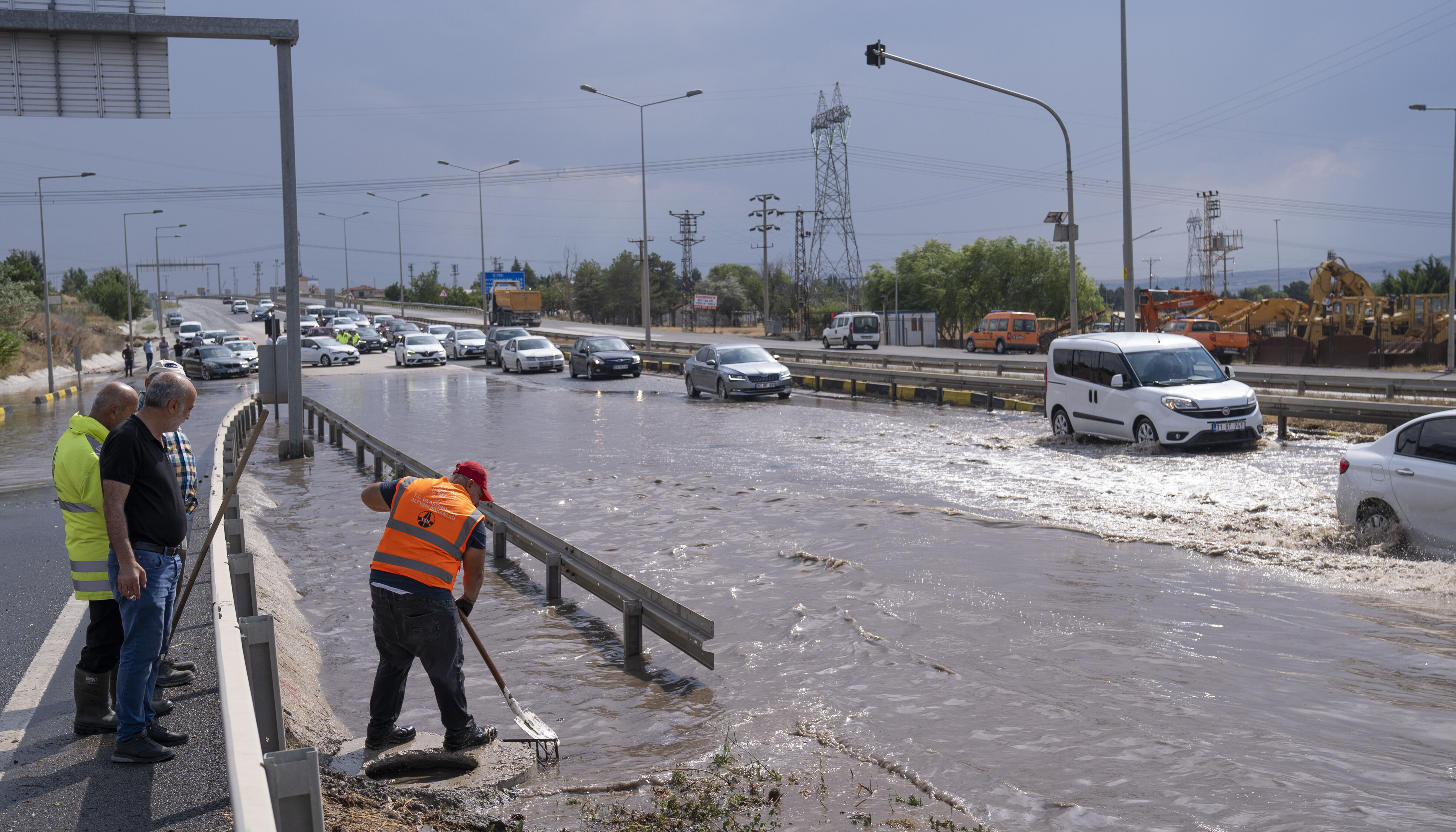 Sağanak bir anda vurdu! Ankara-Konya karayolu ulaşıma kapandı Sağanak bir anda vurdu! Ankara-Konya karayolu ulaşıma kapandı - 2. Resim