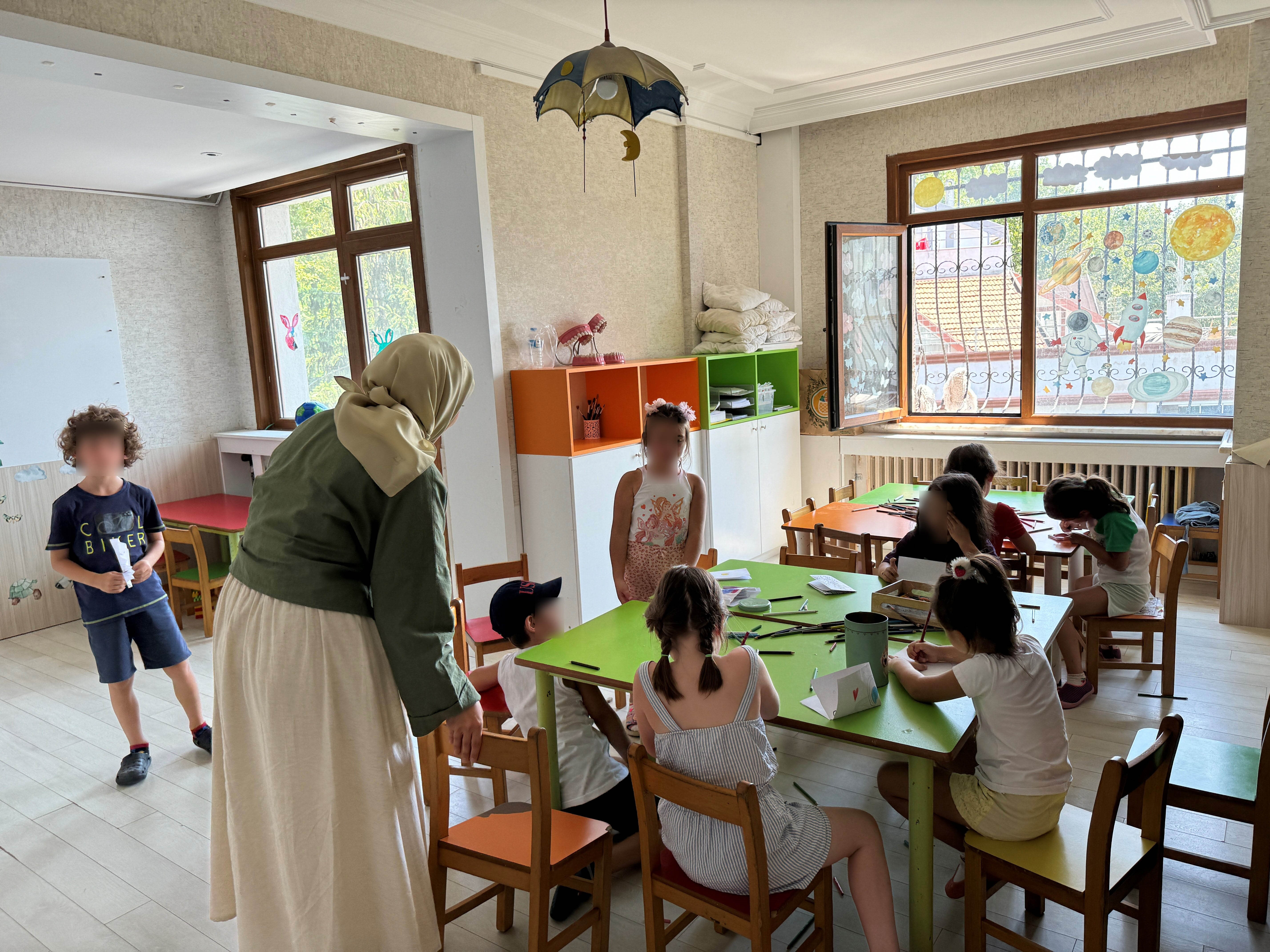 Sarıyer'deki anaokulunda şoke eden görüntüler: Çocukları üst üste yığdılar! Sarıyer'deki anaokulunda şoke eden görüntüler: Çocukları üst üste yığdılar! - 3. Resim