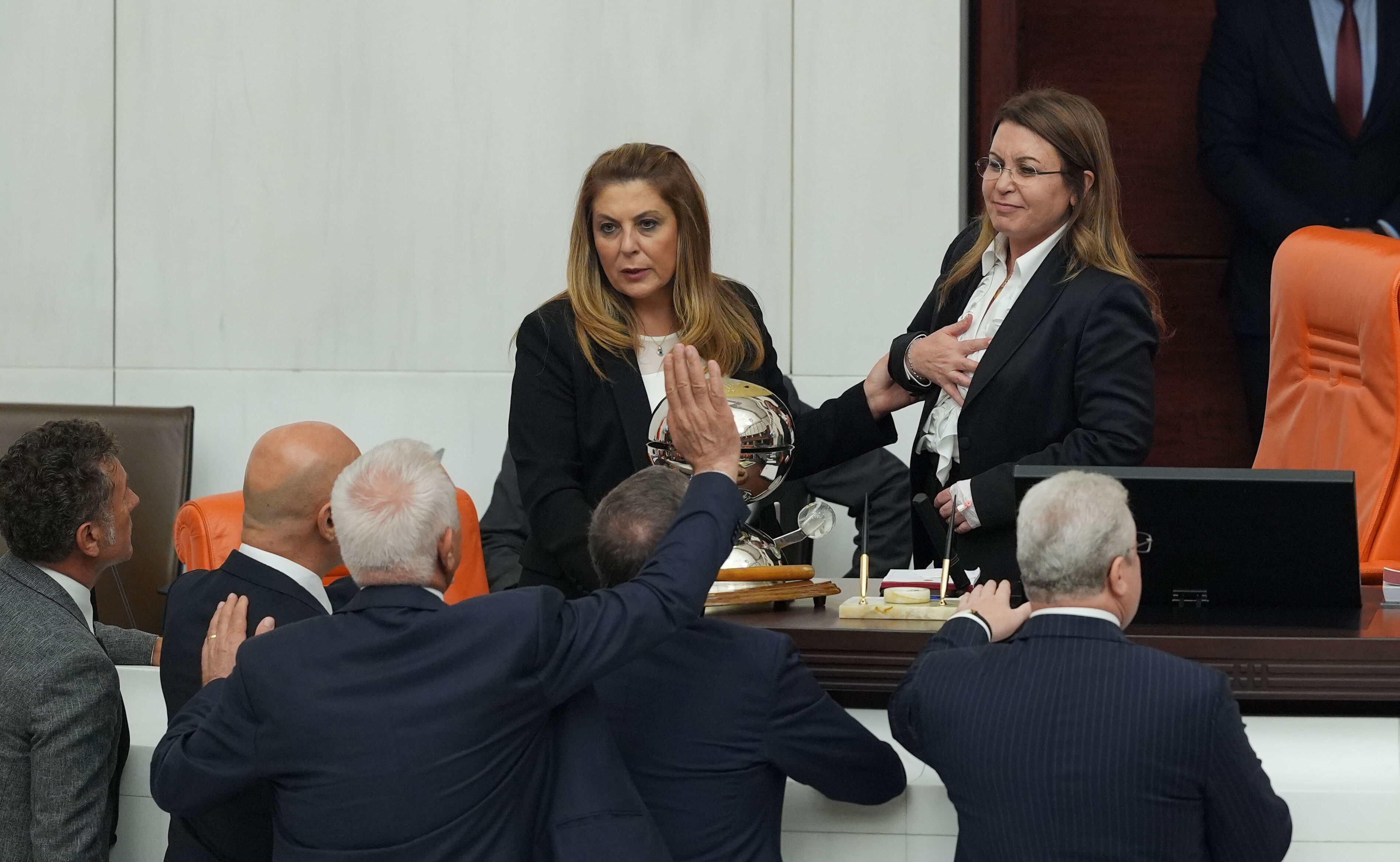 TBMM'de panik anları! Gülizar Biçer Karaca rahatsızlandı, oturuma ara verildi TBMM'de panik anları! Gülizar Biçer Karaca rahatsızlandı, oturuma ara verildi - 1. Resim