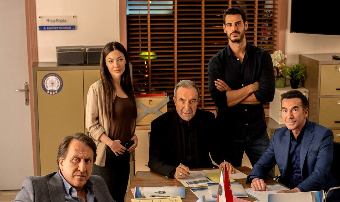 18 yıllık yönetmen kovulduğunu duyurmuştu! Arka Sokaklar koltuğunu devralan isim belli oldu 18 yıllık yönetmen kovulduğunu duyurmuştu! Arka Sokaklar koltuğunu devralan isim belli oldu - 1. Resim