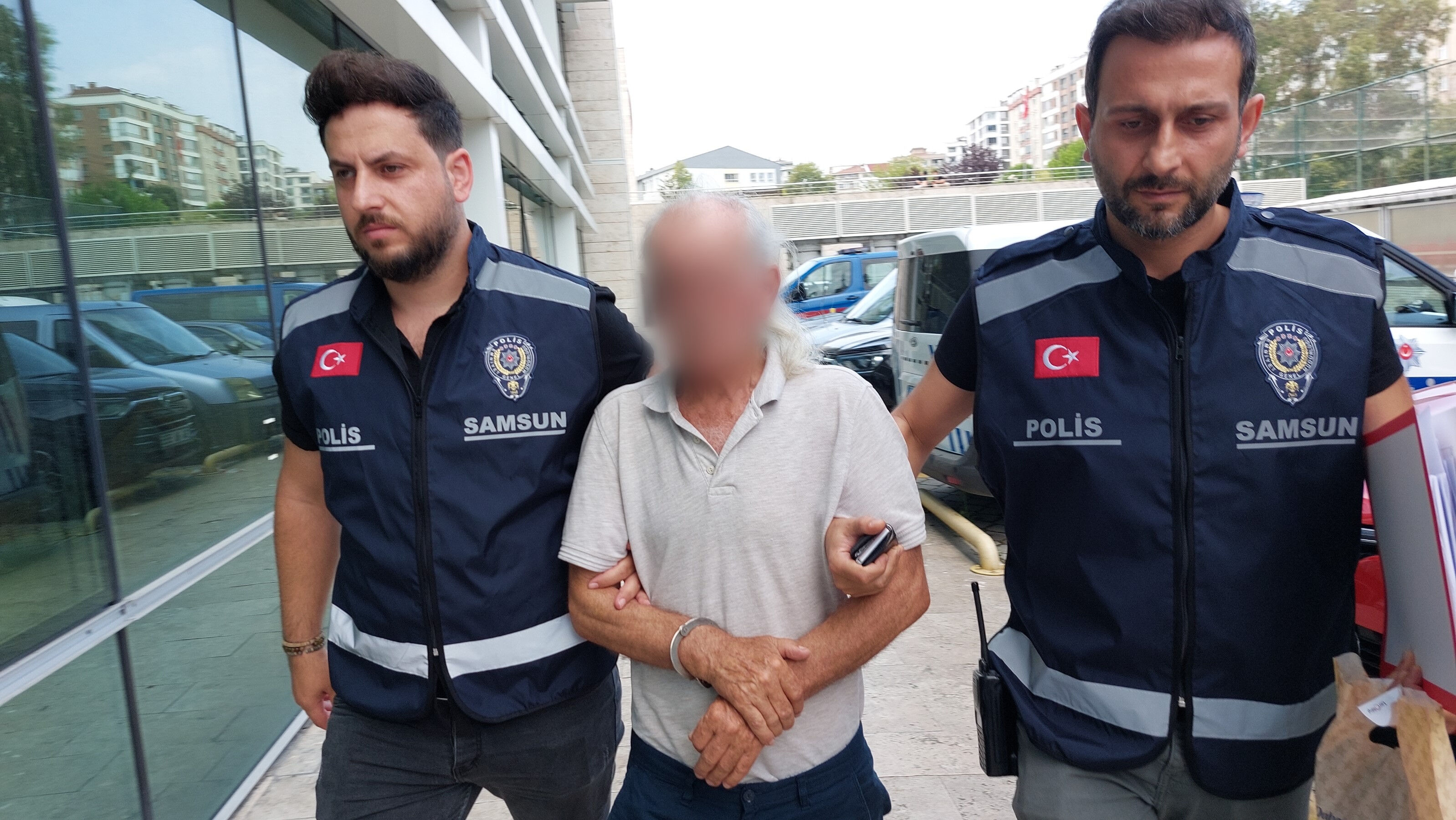 75 yaşındaki adam genç kızın fotoğrafını çekti, savunması 'yok artık' dedirtti - 1. Resim