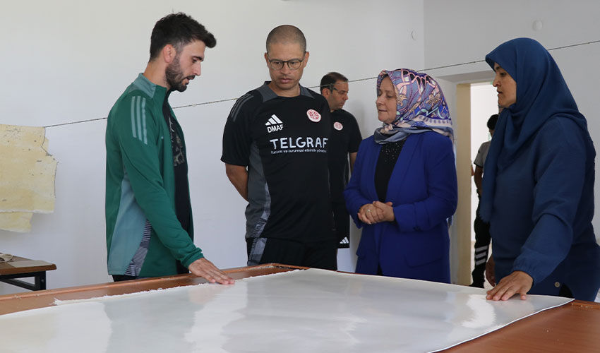Alex de Souza, Burdurlu kadınların ürettiği top atölyesini gezdi Alex de Souza, Burdurlu kadınların ürettiği top atölyesini gezdi - 1. Resim