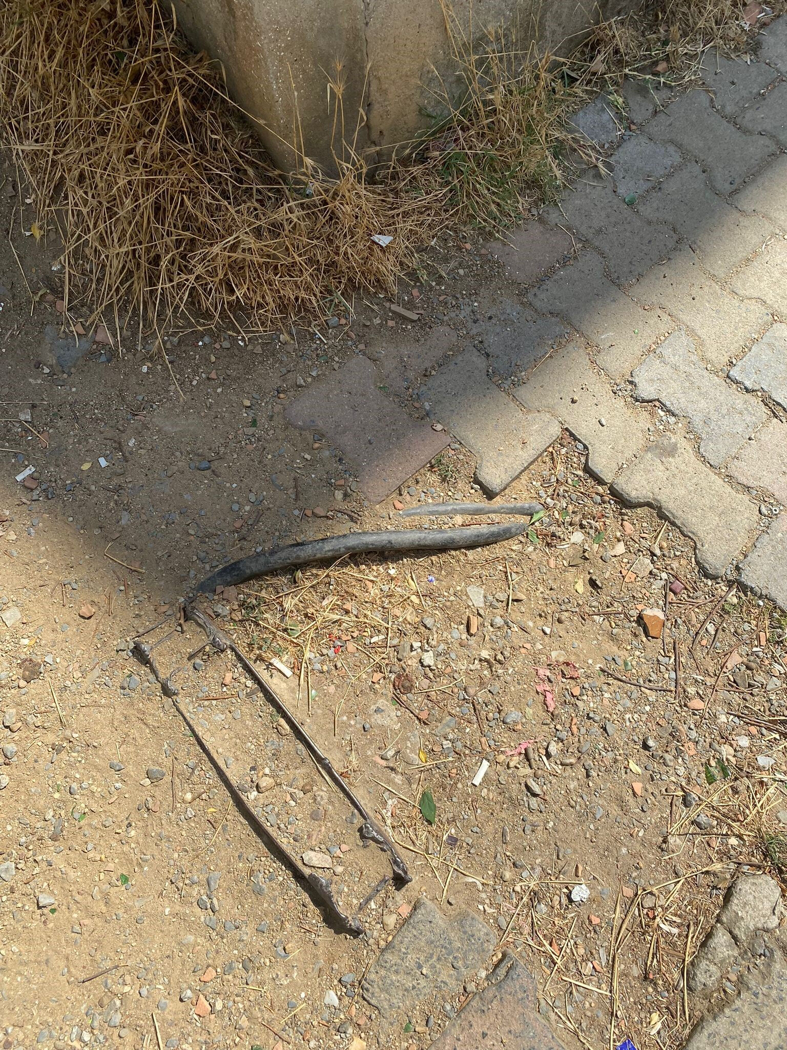 Arnavutköy'de ikinci elektrik faciasına davetiye! Kabloların üstüne toprak attılar Arnavutköy'de ikinci elektrik faciasına davetiye! Kabloların üstüne toprak attılar - 1. Resim