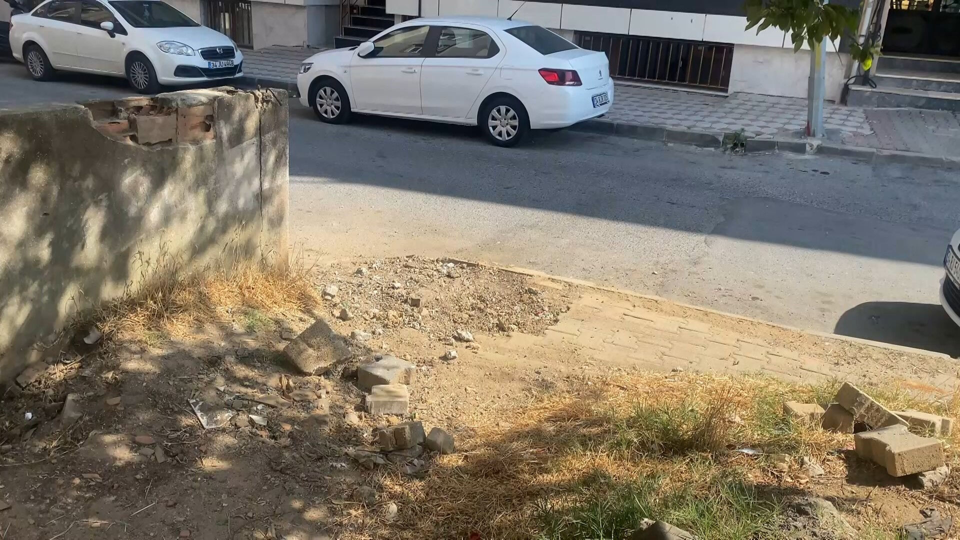 Arnavutköy'de ikinci elektrik faciasına davetiye! Kabloların üstüne toprak attılar Arnavutköy'de ikinci elektrik faciasına davetiye! Kabloların üstüne toprak attılar - 2. Resim