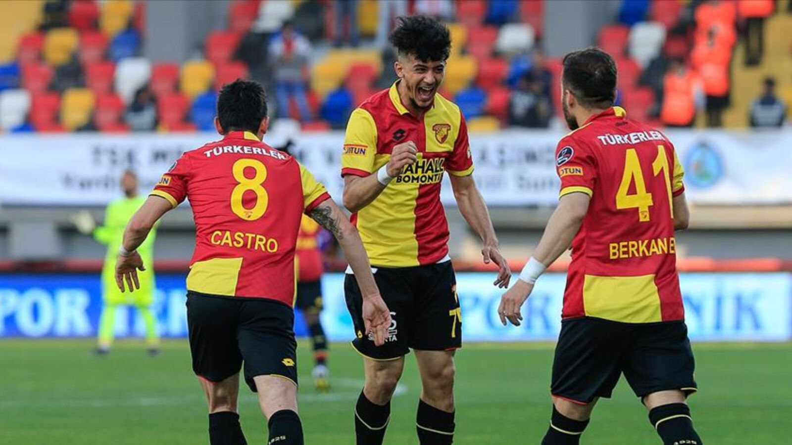 Beşiktaş'ta Tayfur Bingöl'e Süper Lig'den talip! Pazarlıklar sürüyor Beşiktaş'ta Tayfur Bingöl'e Süper Lig'den talip! Pazarlıklar sürüyor - 1. Resim