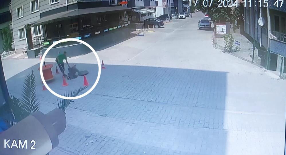 Görme engelli çift yolda yürürken açık rögara düştü! - 1. Resim