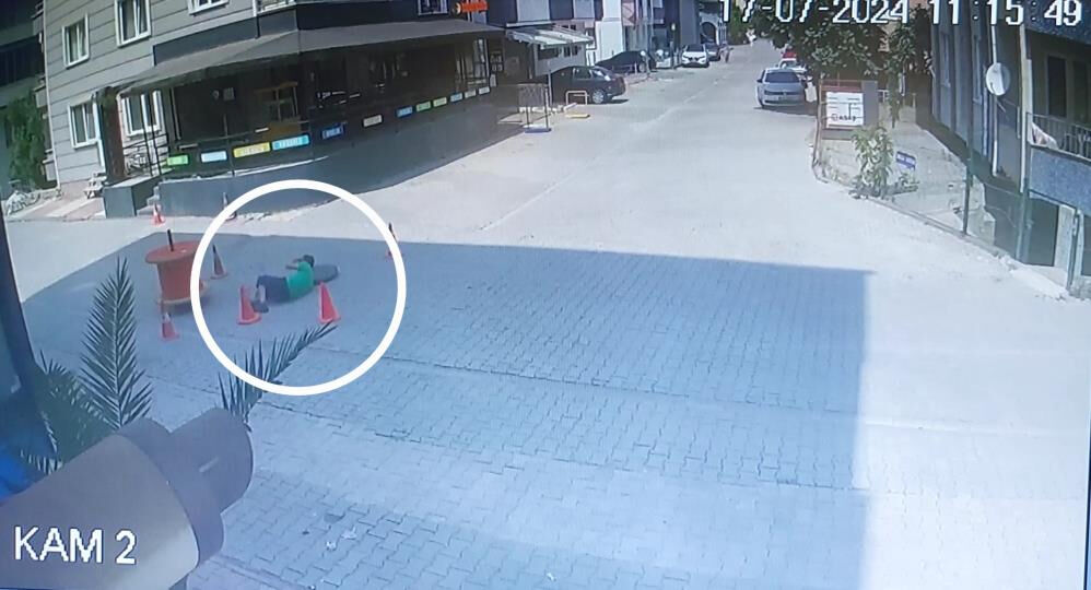 Görme engelli çift yolda yürürken açık rögara düştü! - 2. Resim