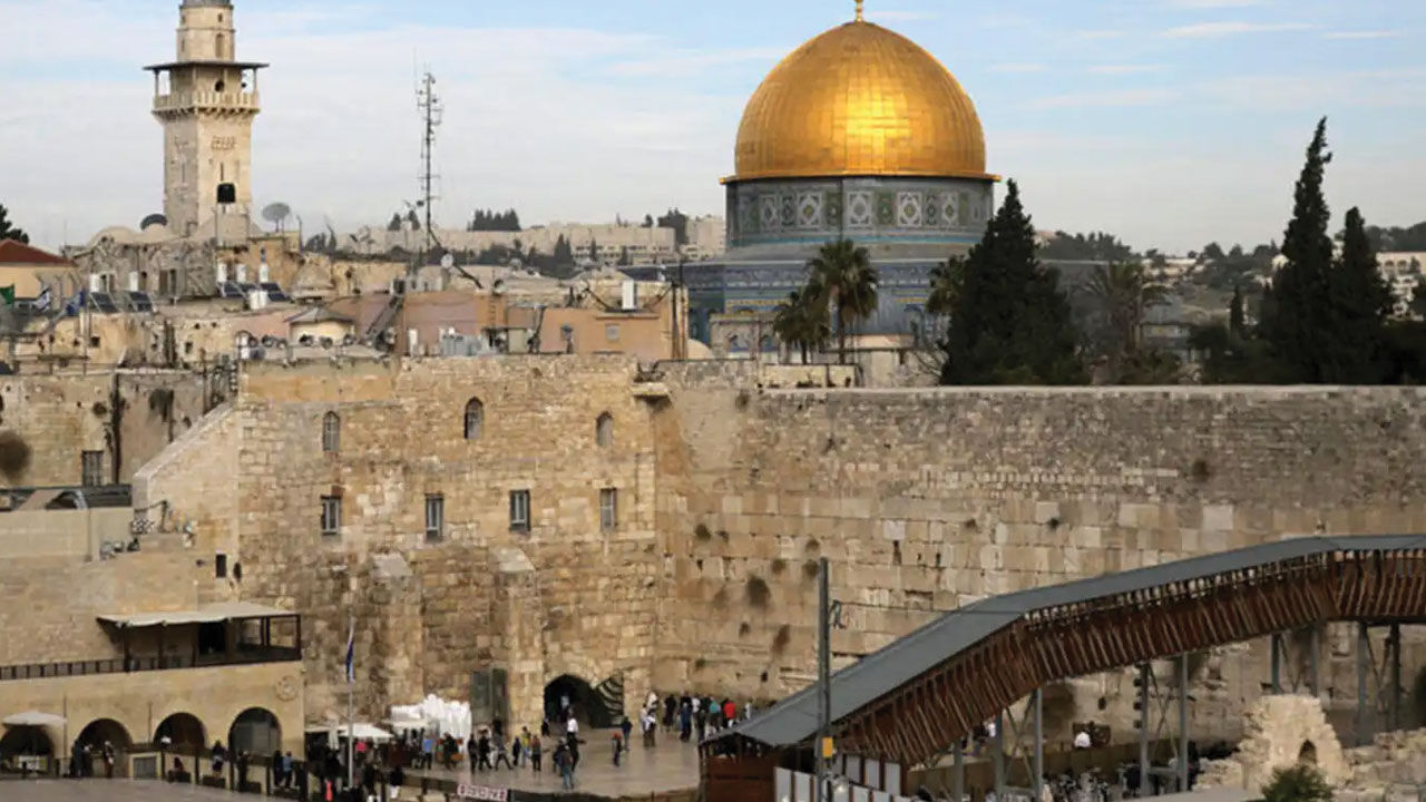 İsrail'in faşist bakanı Itamar Ben Gvir'dan Mescid-i Aksa'ya baskın - 5. Resim