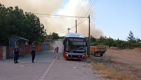 İzmir Gaziemir-Buca-Foça, Bursa Orhaneli, Manisa Tarsus-Turgutlu ve Balıkesir'de çıkan orman yangınlarında alevler gökyüzüne ulaştı İzmir Gaziemir-Buca-Foça, Bursa Orhaneli, Manisa Tarsus-Turgutlu ve Balıkesir'de çıkan orman yangınlarında alevler gökyüzüne ulaştı - 8. Resim