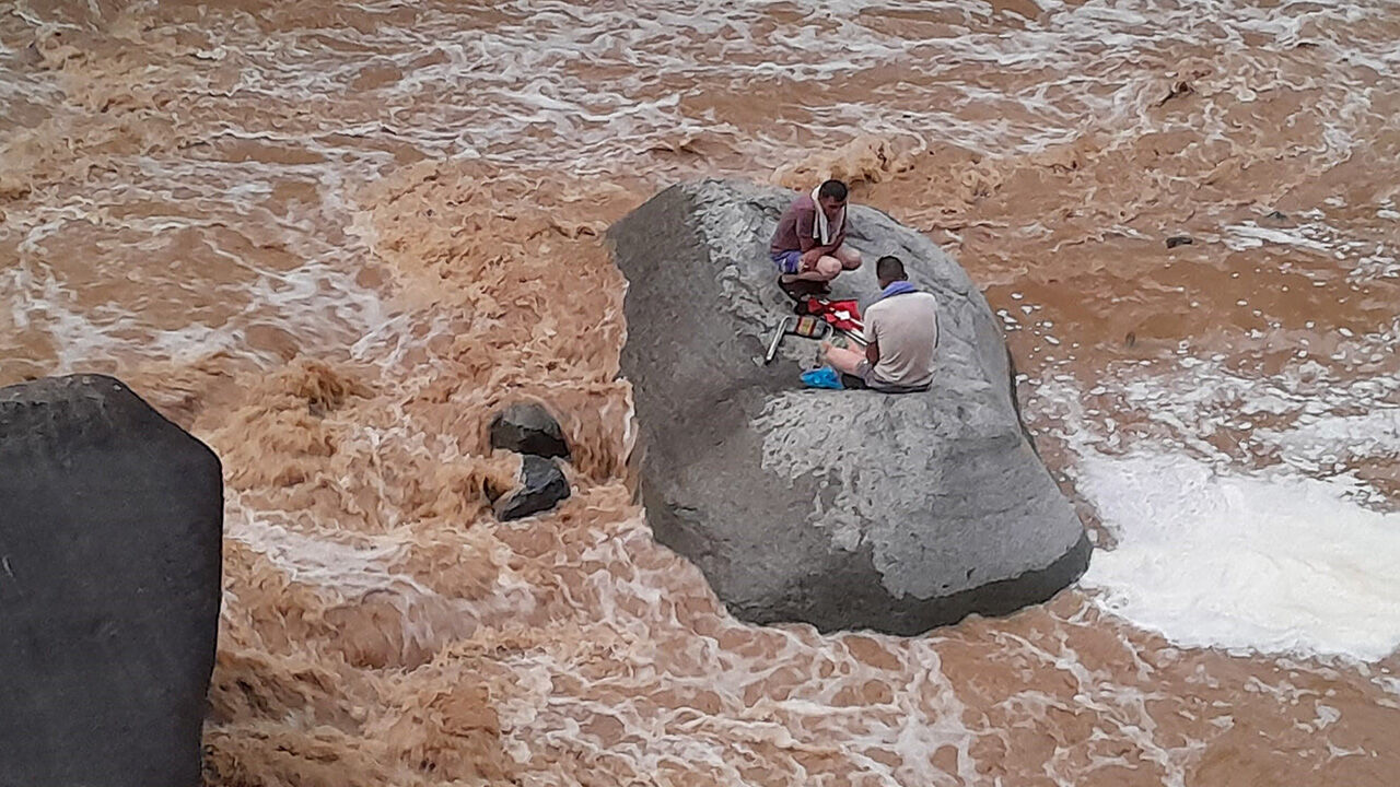 Piknik yaparken derenin ortasında mahsur kaldılar! Devreye beton pompası girdi - 1. Resim