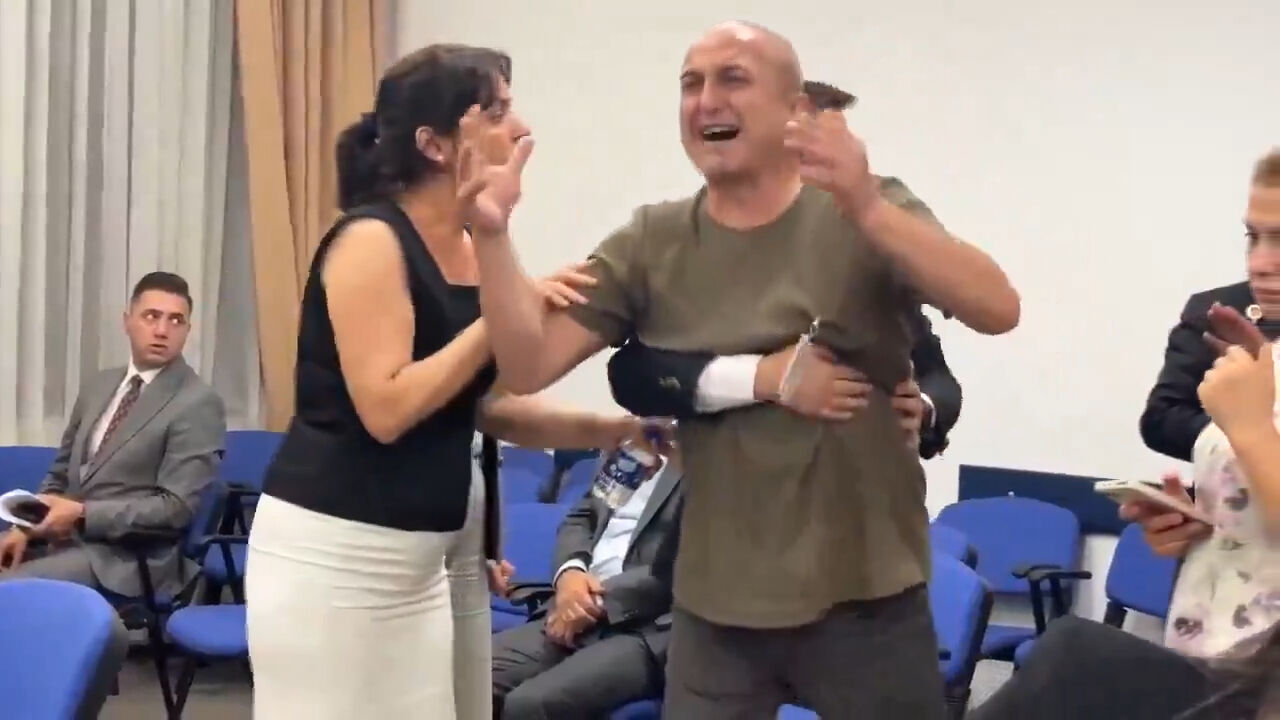 Provokatörler TBMM'yi bastı! 'Hayvan yasası' görüşmelerinde kavga çıkardılar Provokatörler TBMM'yi bastı! 'Hayvan yasası' görüşmelerinde kavga çıkardılar - 3. Resim