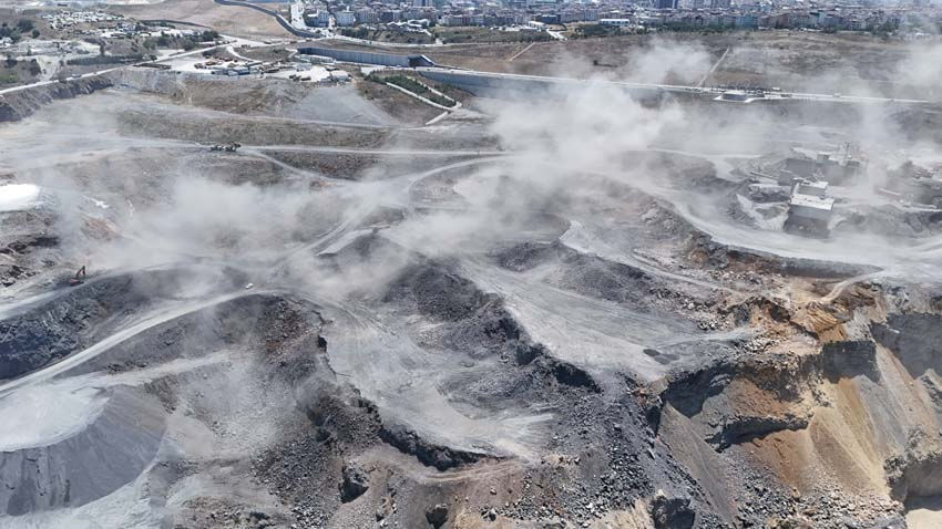 Sultangazi'de bir mahalle maden sahasının ortasında kaldı: Evlerin altını kazıyorlar Sultangazi'de bir mahalle maden sahasının ortasında kaldı: Evlerin altını kazıyorlar - 5. Resim
