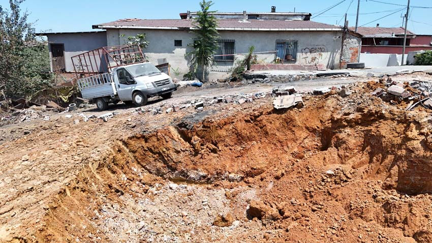 Sultangazi'de bir mahalle maden sahasının ortasında kaldı: Evlerin altını kazıyorlar Sultangazi'de bir mahalle maden sahasının ortasında kaldı: Evlerin altını kazıyorlar - 2. Resim