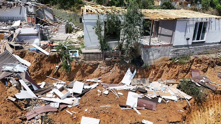 Sultangazi'de bir mahalle maden sahasının ortasında kaldı: Evlerin altını kazıyorlar Sultangazi'de bir mahalle maden sahasının ortasında kaldı: Evlerin altını kazıyorlar - 4. Resim