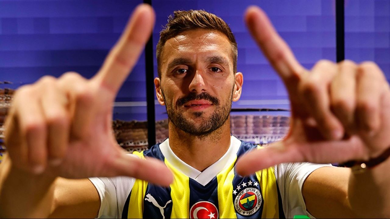 Tadic takım arkadaşlarıyla vedalaştı! Sırp futbolcudan dikkat çeken karar