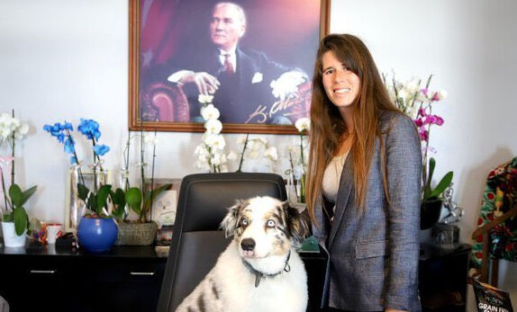 Türk bayrağından rahatsız olan Yunan şarkıcı konsere çıkmadı! Lal Denizli ve Mustafa Varank birbirine girdi Türk bayrağından rahatsız olan Yunan şarkıcı konsere çıkmadı! Lal Denizli ve Mustafa Varank birbirine girdi - 1. Resim