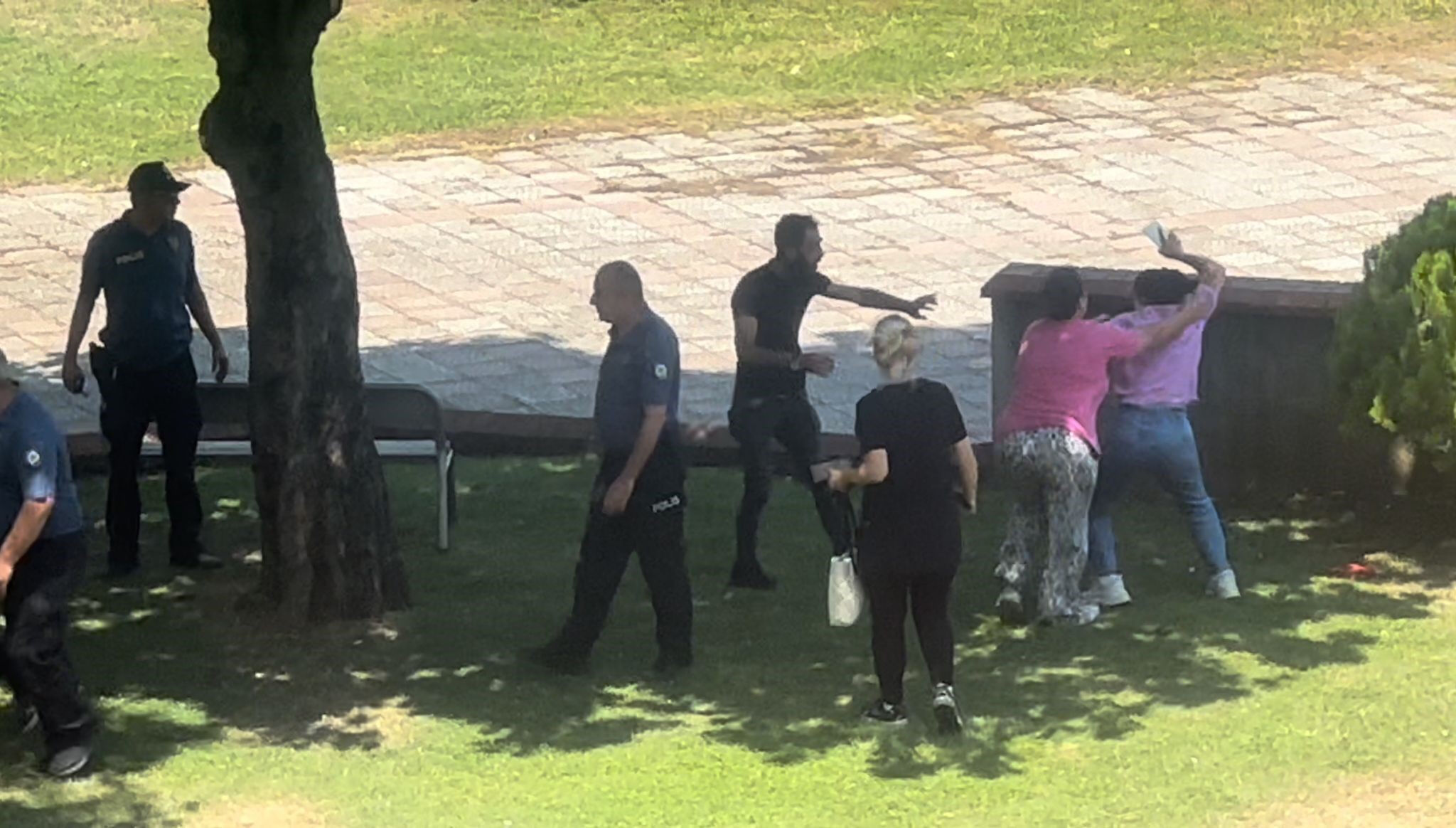 Dehşete düşüren olay! Valilik önünde karısını boğmaya çalıştı Dehşete düşüren olay! Valilik önünde karısını boğmaya çalıştı - 2. Resim