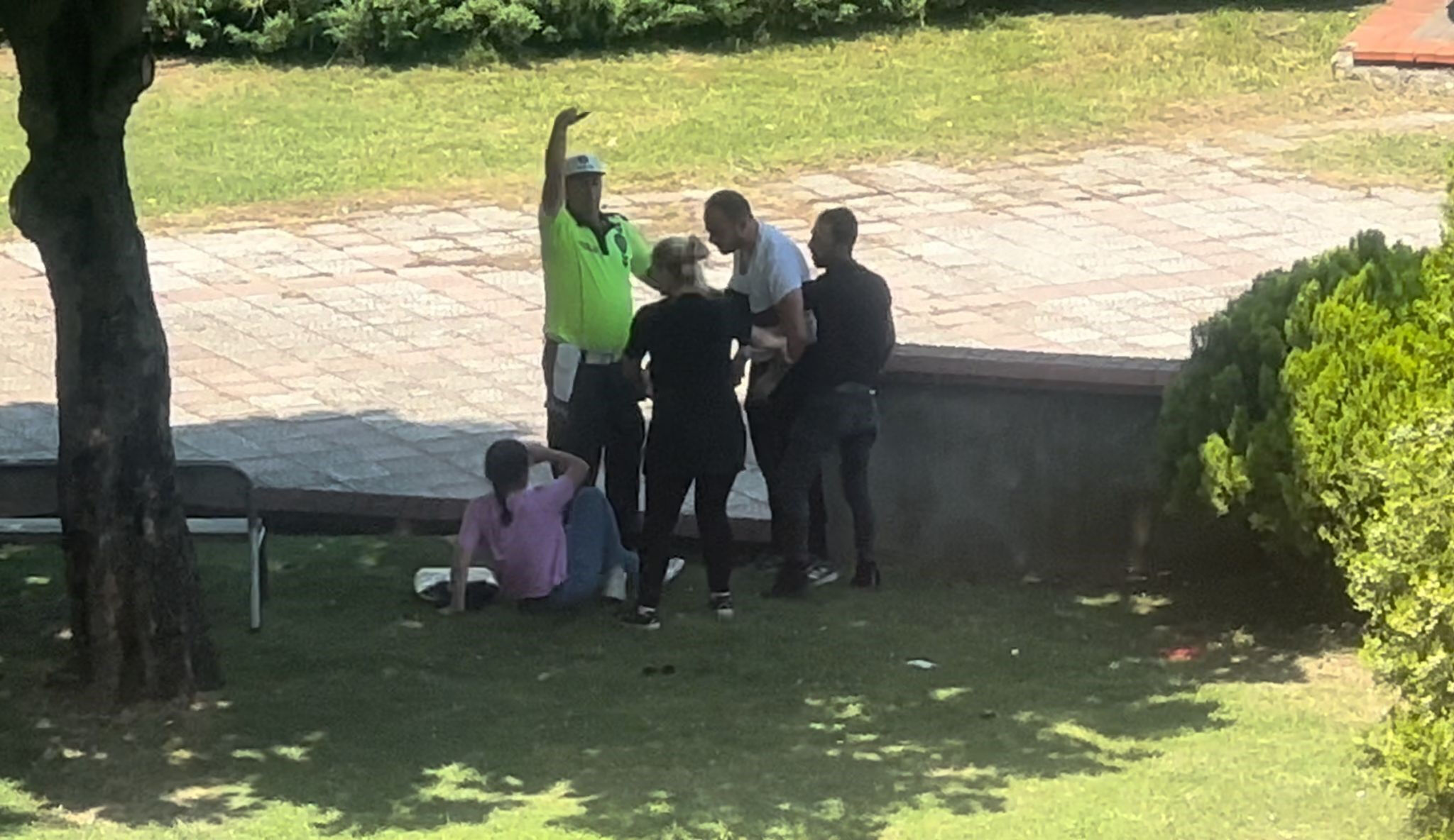 Dehşete düşüren olay! Valilik önünde karısını boğmaya çalıştı Dehşete düşüren olay! Valilik önünde karısını boğmaya çalıştı - 1. Resim
