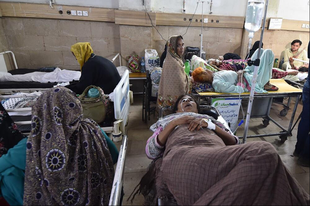 Hastanelerde yer kalmadı... Pakistan'ı sıcak vurdu, ölü sayısı 580'i buldu Hastanelerde yer kalmadı... Pakistan'ı sıcak vurdu, ölü sayısı 580'i buldu - 1. Resim
