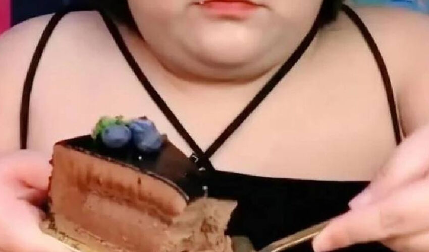 Sosyal medya fenomeni Pan Xiaoting, canlı yayında yemek yerken öldü - 1. Resim