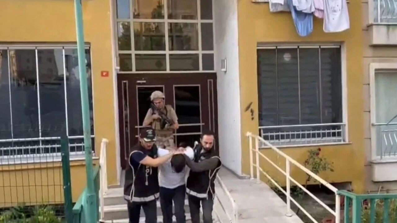 Su&ccedil; &ouml;rg&uuml;tlerine dev operasyon! &Ccedil;ok sayıda g&ouml;zaltı var - 2. Resim