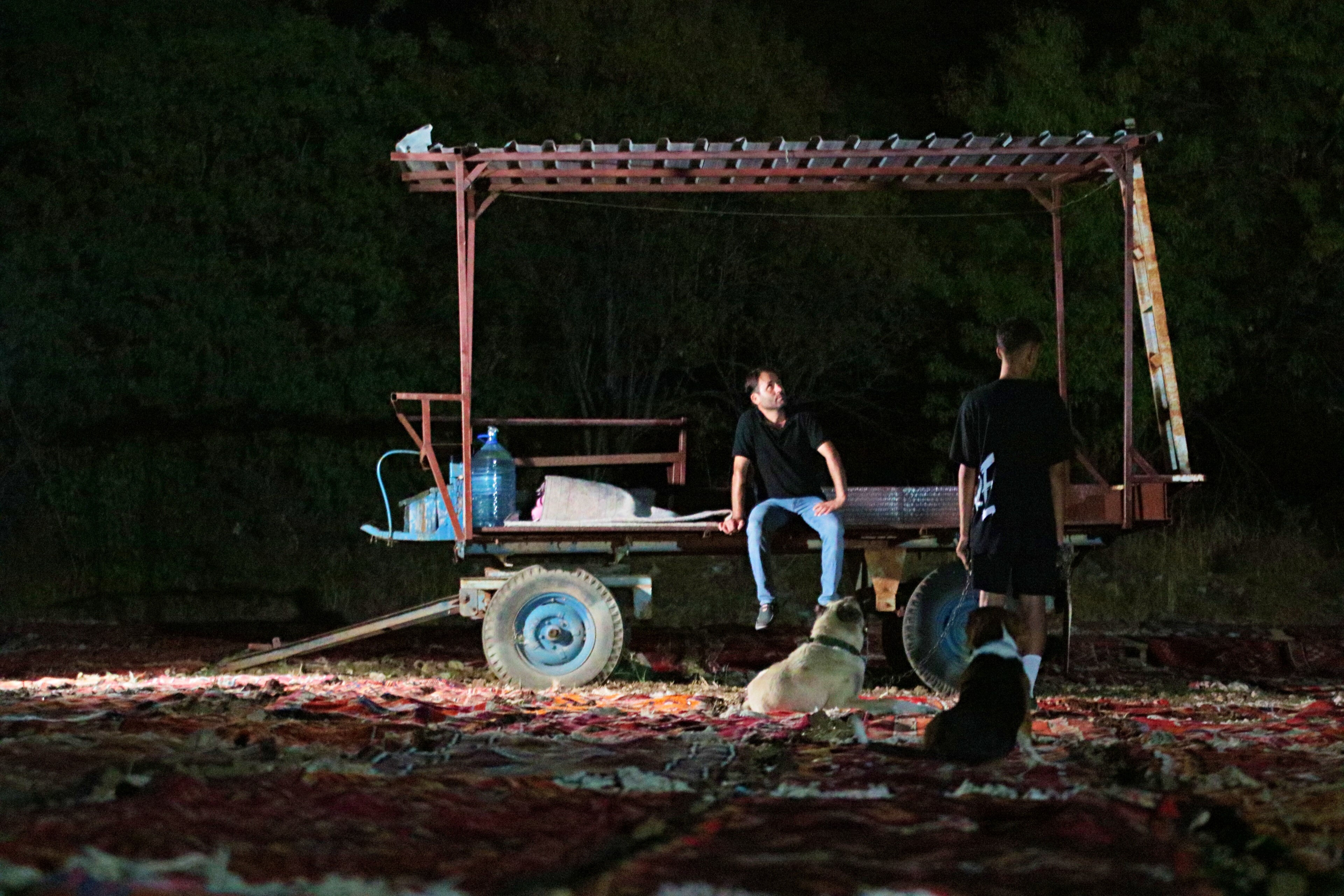 Tarlalarda milyonluk halı nöbeti! Güneş batınca başlıyor, doğunca bitiriyorlar Tarlalarda milyonluk halı nöbeti! Güneş batınca başlıyor, doğunca bitiriyorlar - 4. Resim