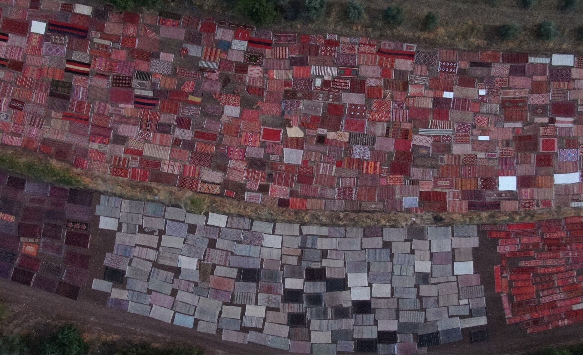 Tarlalarda milyonluk halı nöbeti! Güneş batınca başlıyor, doğunca bitiriyorlar Tarlalarda milyonluk halı nöbeti! Güneş batınca başlıyor, doğunca bitiriyorlar - 2. Resim