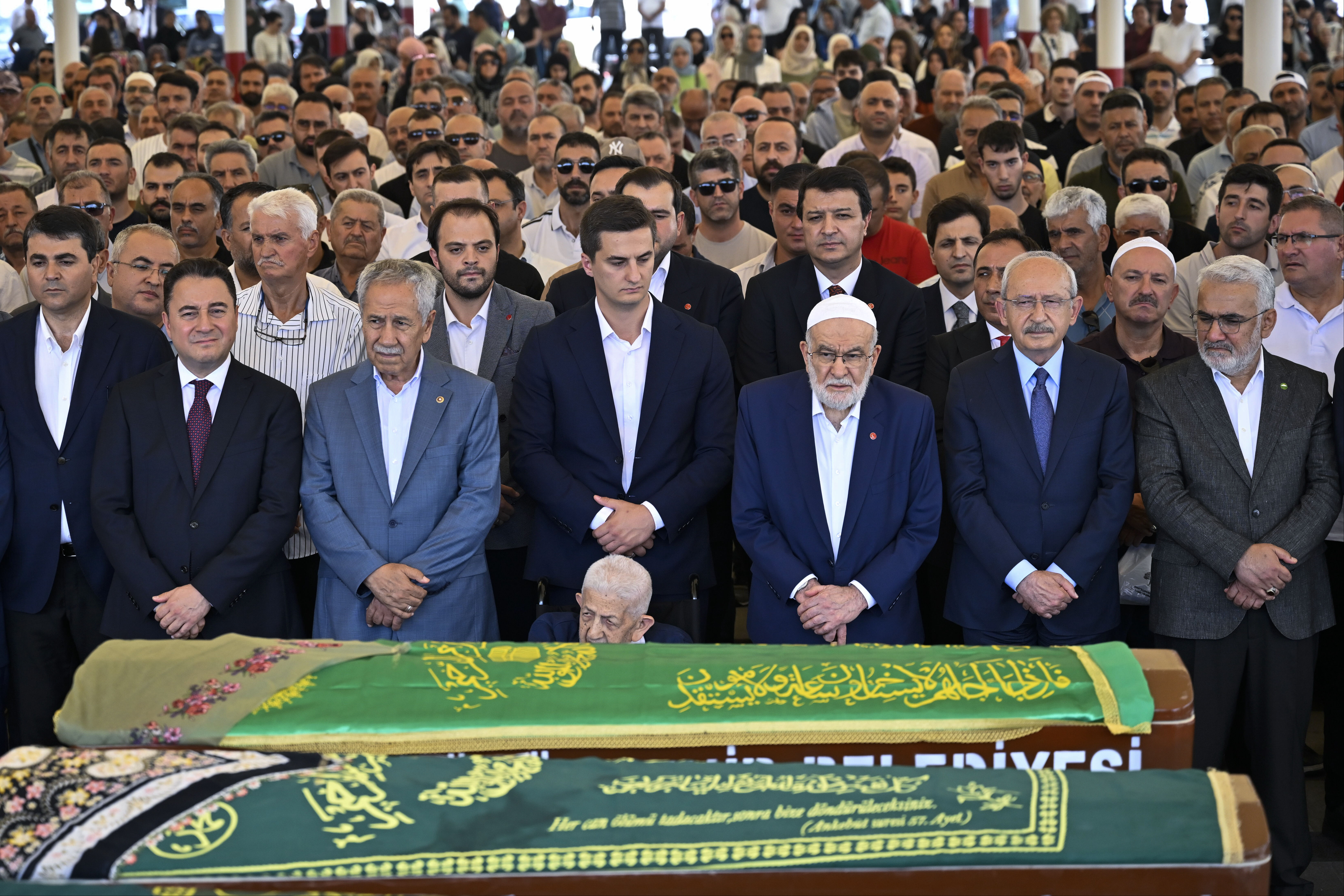 Temel Karamollaoğlu'nun annesi son yolculuğuna uğurlandı Temel Karamollaoğlu'nun annesi son yolculuğuna uğurlandı - 1. Resim