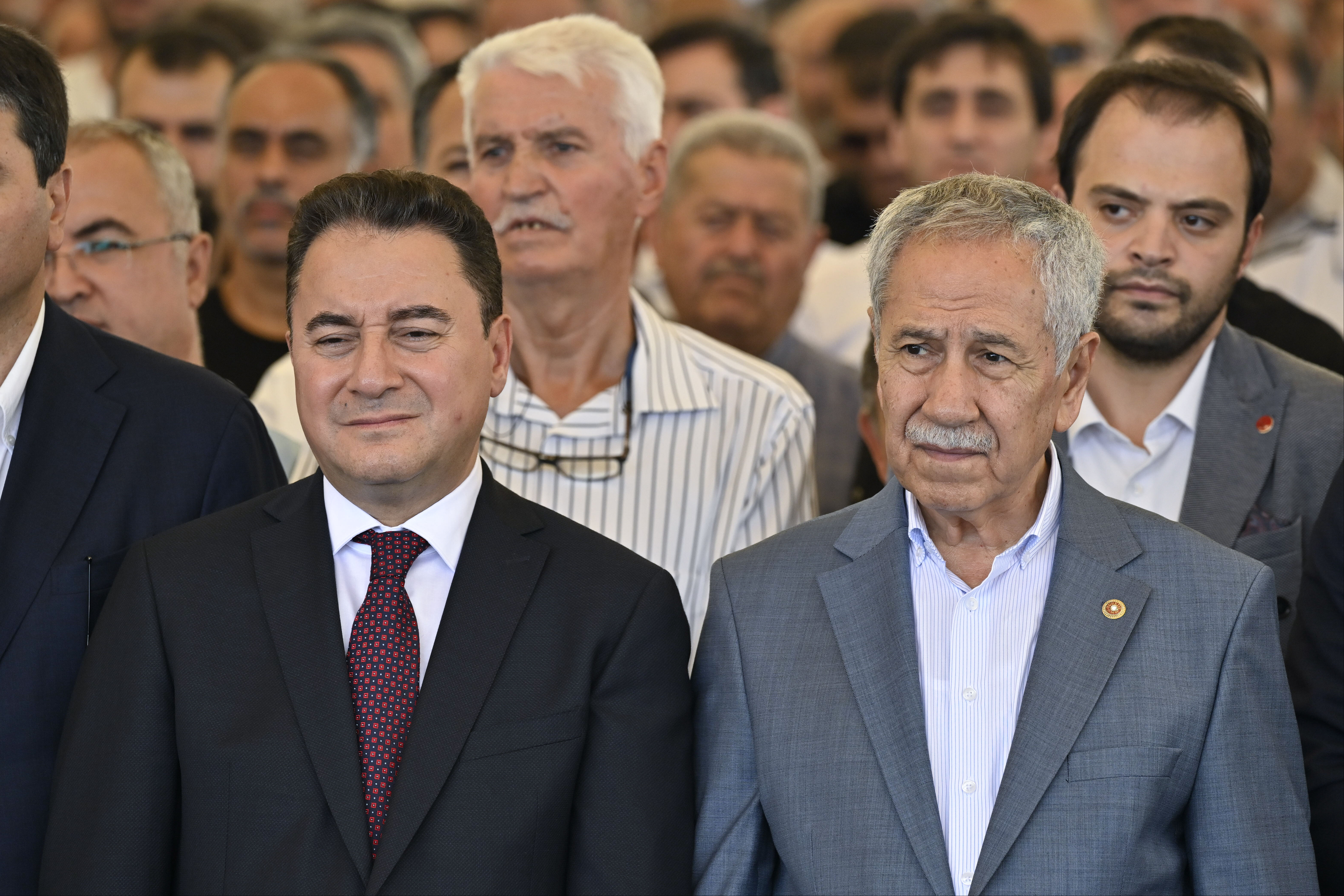 Temel Karamollaoğlu'nun annesi son yolculuğuna uğurlandı Temel Karamollaoğlu'nun annesi son yolculuğuna uğurlandı - 2. Resim