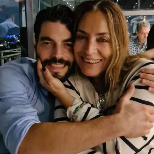 Akın Akınözü'nün acı günü: Kendisi gibi oyuncu olan annesi hayatını kaybetti Akın Akınözü'nün acı günü: Kendisi gibi oyuncu olan annesi hayatını kaybetti - 2. Resim