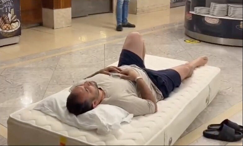 Antalya'da lüks otelde akıllara durgunluk veren protesto: Kliması bozuldu yatağını restorana serdi Antalya'da lüks otelde akıllara durgunluk veren protesto: Kliması bozuldu yatağını restorana serdi - 1. Resim