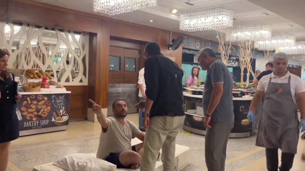 Antalya'da lüks otelde akıllara durgunluk veren protesto: Kliması bozuldu yatağını restorana serdi Antalya'da lüks otelde akıllara durgunluk veren protesto: Kliması bozuldu yatağını restorana serdi - 2. Resim