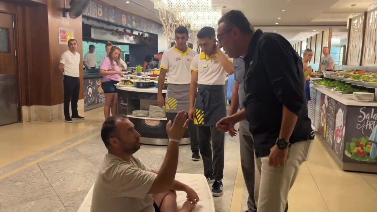 Antalya'da lüks otelde akıllara durgunluk veren protesto: Kliması bozuldu yatağını restorana serdi Antalya'da lüks otelde akıllara durgunluk veren protesto: Kliması bozuldu yatağını restorana serdi - 3. Resim