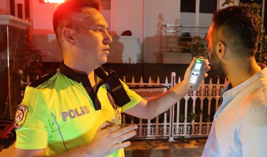 Cezaevinden izinli çıkan mahkum alkollü yakalandı! Polise 2 saat dil döktü Cezaevinden izinli çıkan mahkum alkollü yakalandı! Polise 2 saat dil döktü - 1. Resim