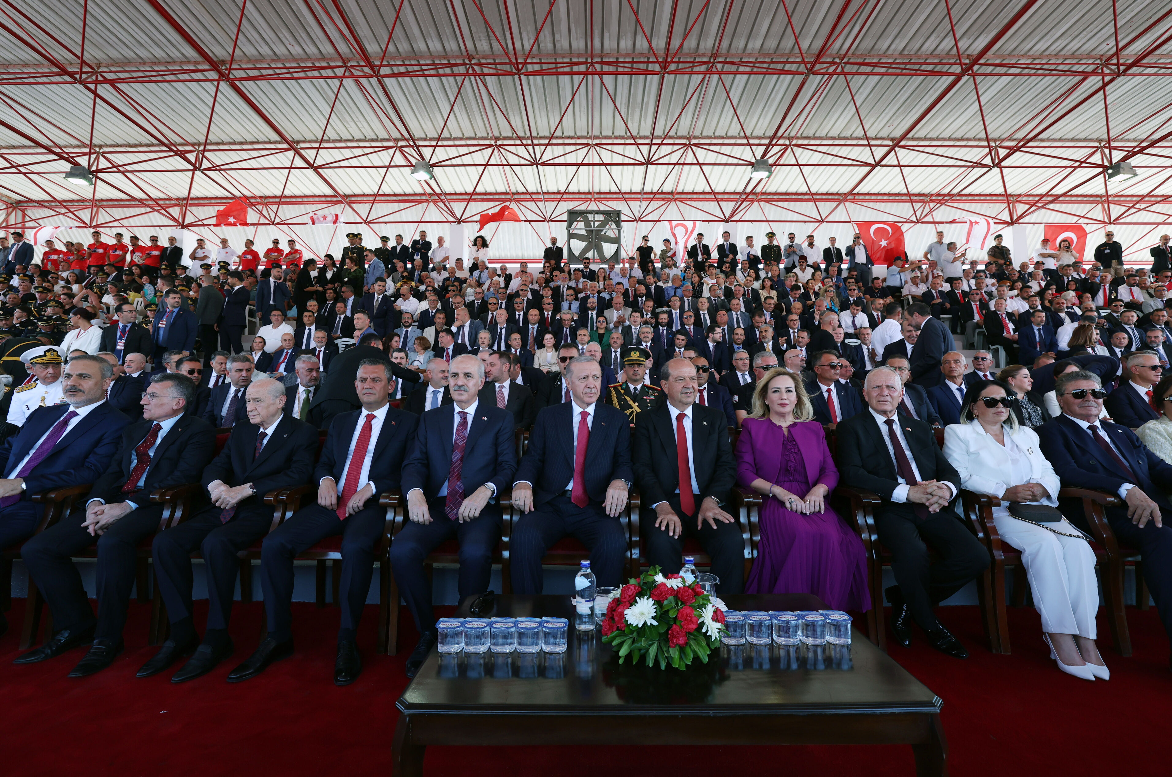 İktidar da muhalefet de Kıbrıs için tek yürek! Törene damga vuran kare İktidar da muhalefet de Kıbrıs için tek yürek! Törene damga vuran kare - 1. Resim